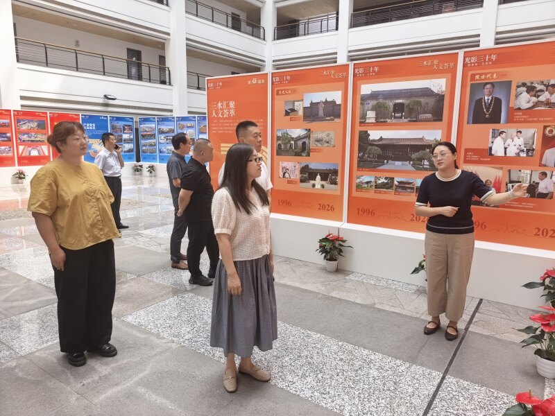 2026.8.19参观泰州建市30周年展.jpg